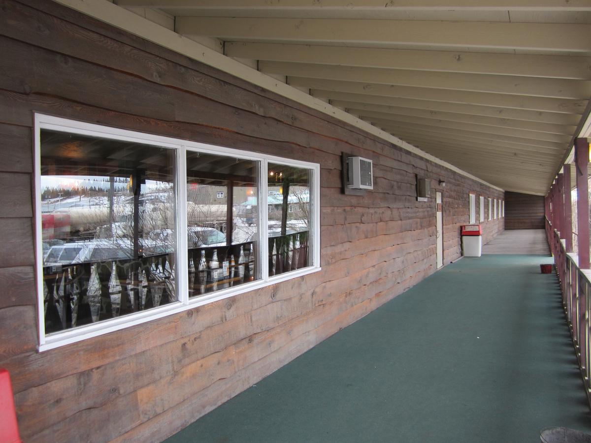 Airport Chalet Whitehorse Buitenkant foto
