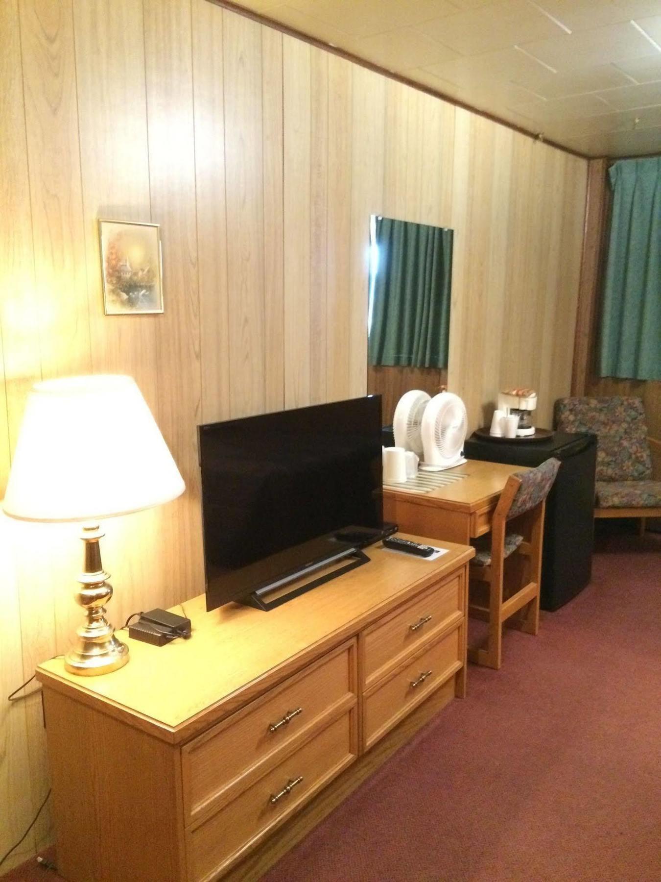 Airport Chalet Whitehorse Buitenkant foto